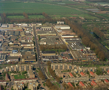 805462 Luchtfoto van een deel van het Bedrijventerrein Overvecht te Utrecht met in het midden de Sint Laurensdreef.